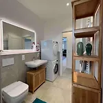 4younic Glonn1 * Boxspring * Jacuzzi * Netflix*65“ *